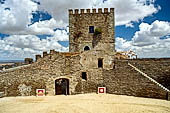 Monsaraz - Il mastio del castello con il cortile trasformato in una piccola arena per le corride.